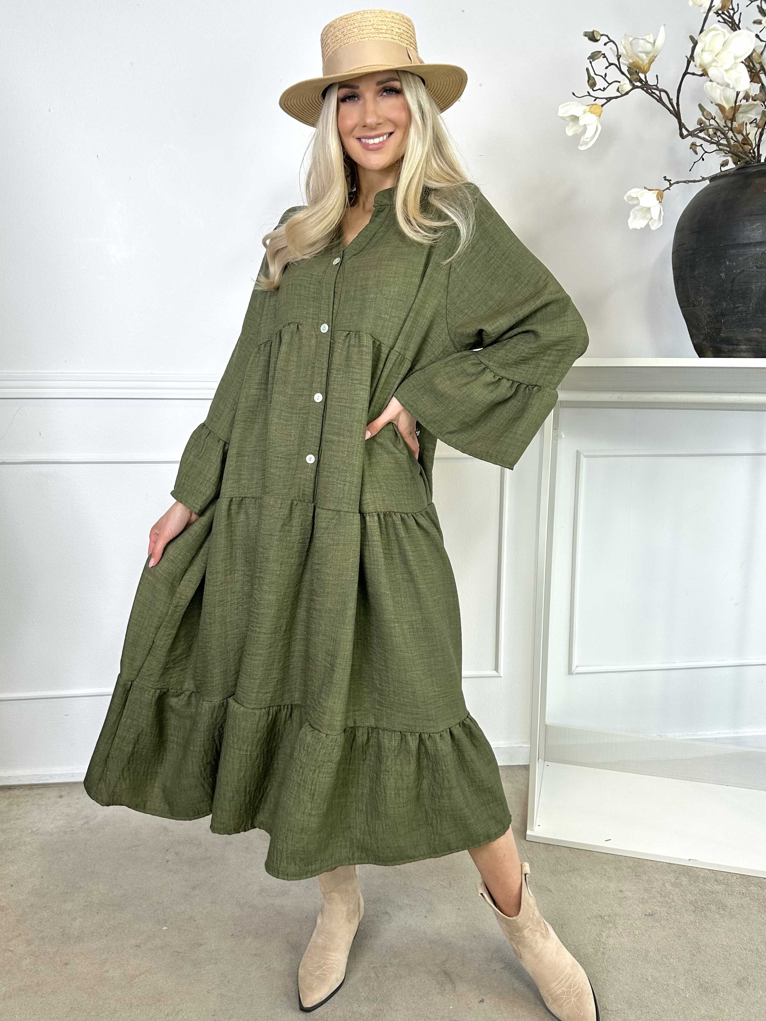 Arjana - Söt klänning med lager i lagerlook och knappar